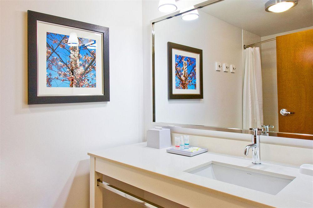 מוריסוויל Four Points By Sheraton Raleigh Durham Airport מראה חיצוני תמונה